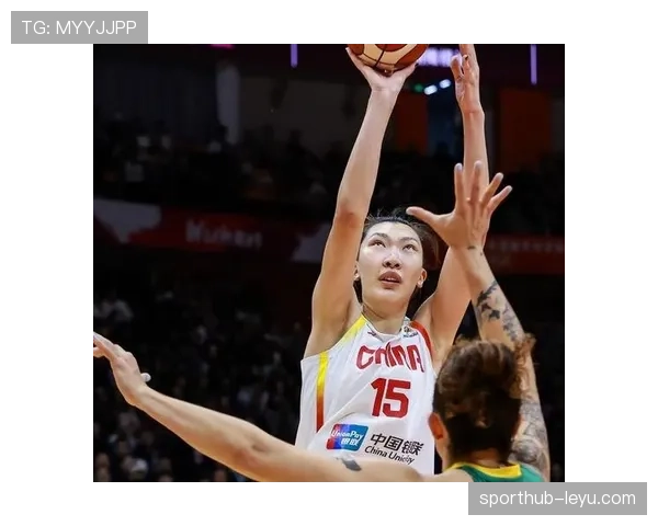 韩旭训练完随手啃鸡腿的样子，真不像年薪百万的WNBA球员